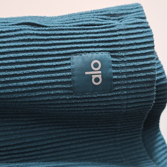 Alo Ribbed Shorts In Dark Teal - Picture 2 of 5